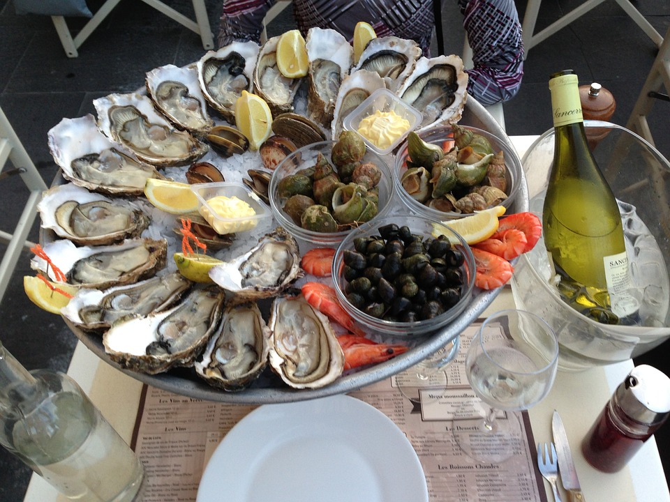 Huîtres et Vin Dans un Restaurant Français